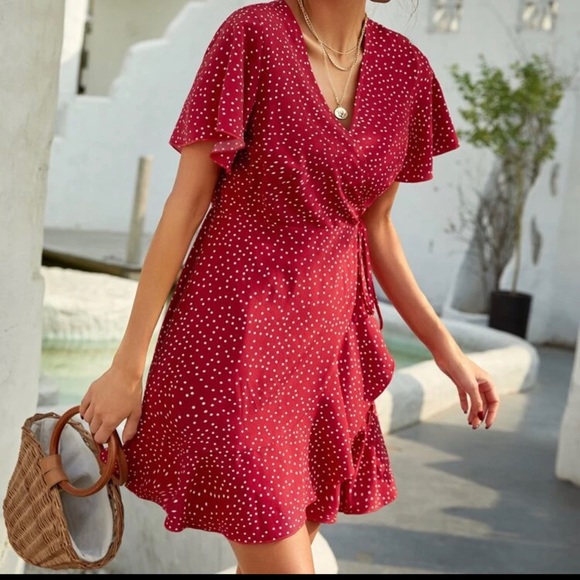 Celebrated spring with this beautiful wrap dress - Picture 3 of 4